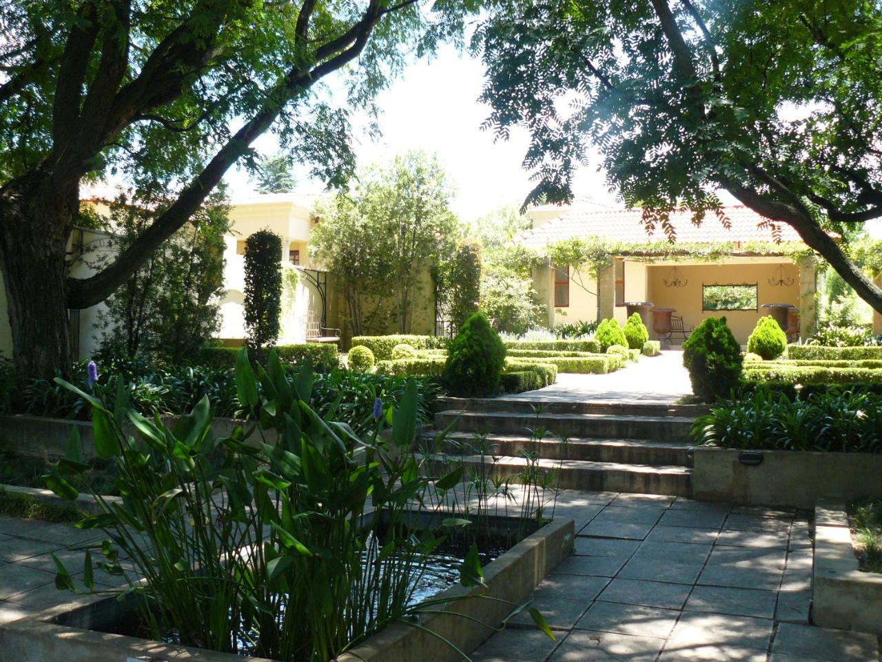 Moon And Sixpence Garden Guest House 穆德斯蒂夫 外观 照片